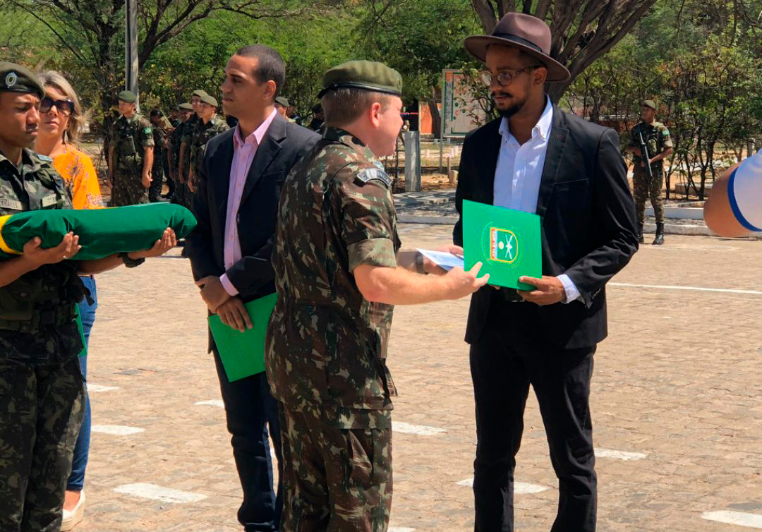 Victor Flores recebendo homenagem em cerimônia militar