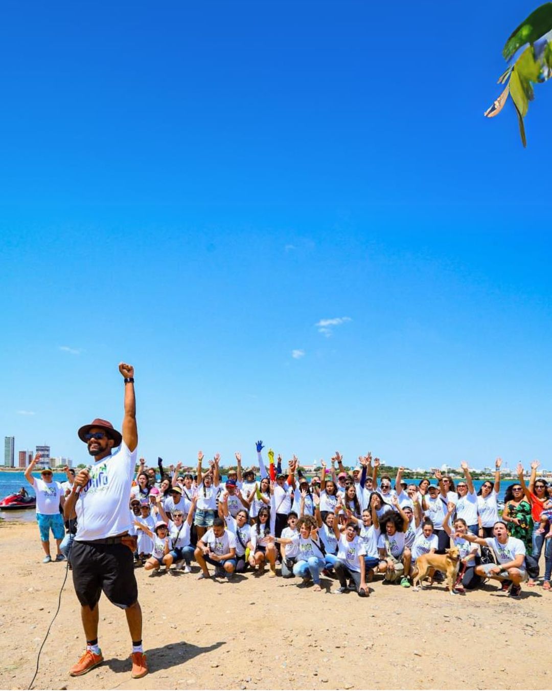 Voluntários reunidos em ação ambiental às margens do rio